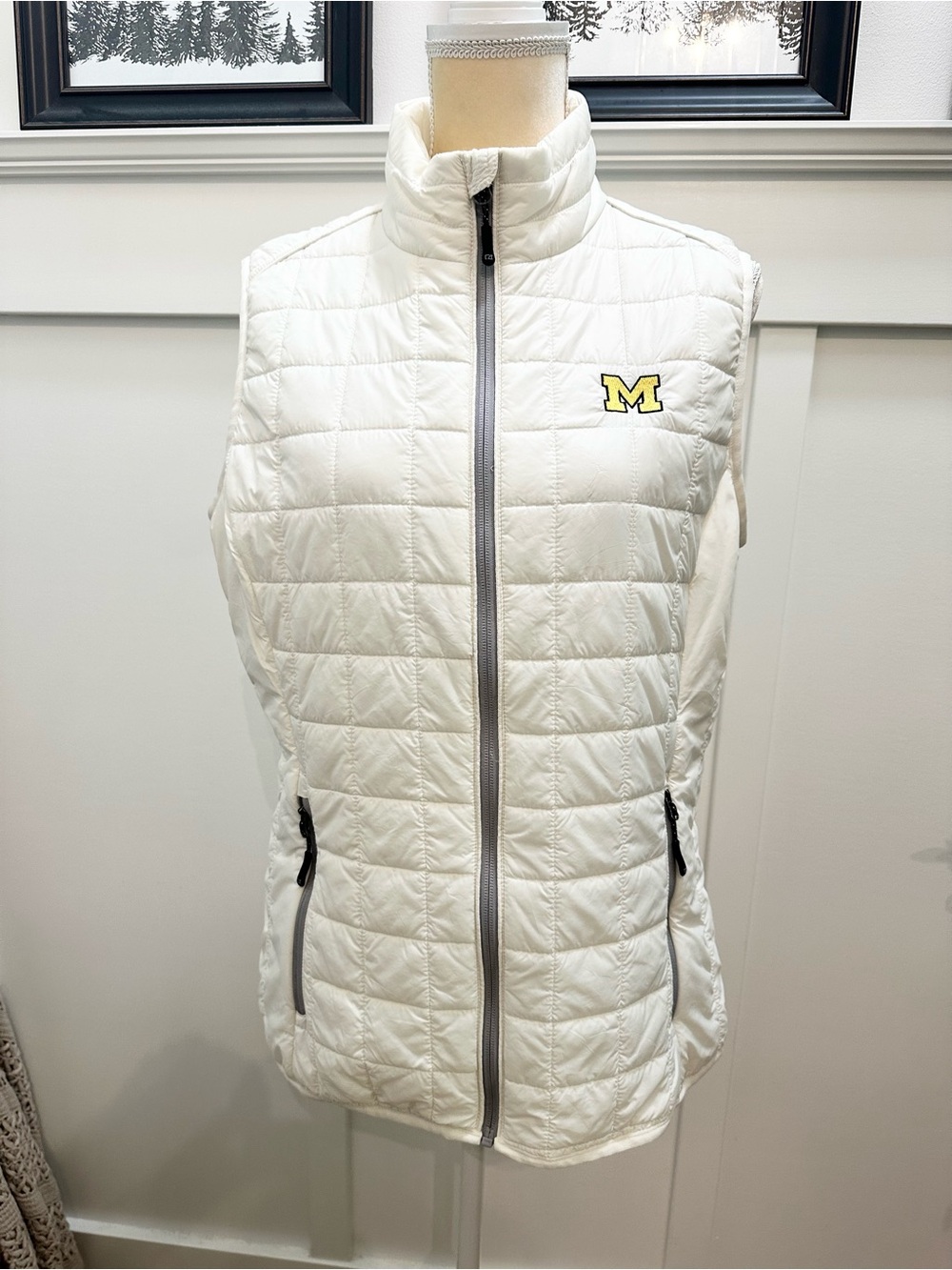 University of Michigan White Quilted Puffer Vest Cutter & Buck NWOT Woman’s Lg